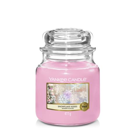 Yankee Candle Snowflake Kisses Medium Jar  £13.79